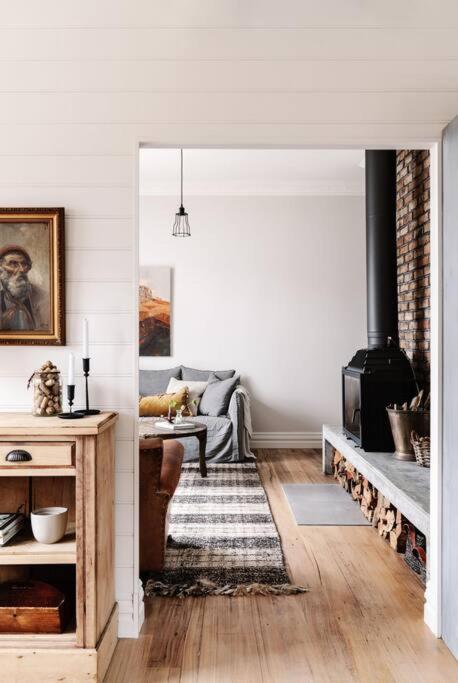 Sailors Whisk, Luxurious Restored Antique Cottage - Goulburn Accommodation 1