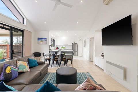 Sails On Chapel Cowes + WiFi - Goulburn Accommodation 0