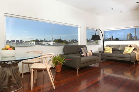 Saint George - The Townhouse - Goulburn Accommodation 2