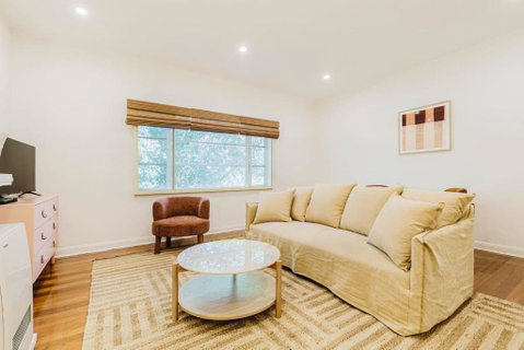 Salmon Calm - Trendy Velvet Allure By Albert Park - Goulburn Accommodation 2