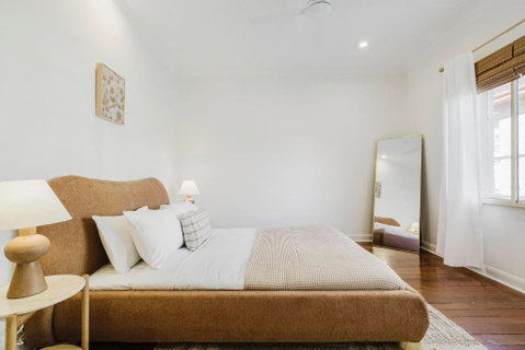 Salmon Calm - Trendy Velvet Allure By Albert Park - Goulburn Accommodation 0