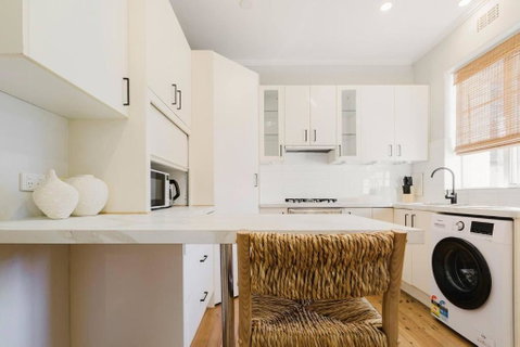 Salmon Calm - Trendy Velvet Allure By Albert Park - Goulburn Accommodation 1