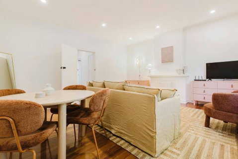 Salmon Calm - Trendy Velvet Allure By Albert Park - Goulburn Accommodation 3
