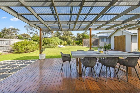 Salt Air Beach Retreat - 280m Walk To Foreshore, Check Out 5pm Sunday! - Goulburn Accommodation 2