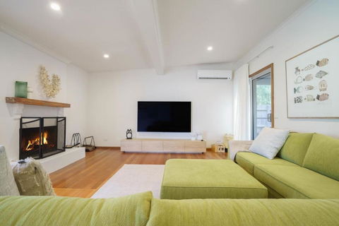 Salt Air Beach Retreat - 280m Walk To Foreshore, Check Out 5pm Sunday! - Goulburn Accommodation 3