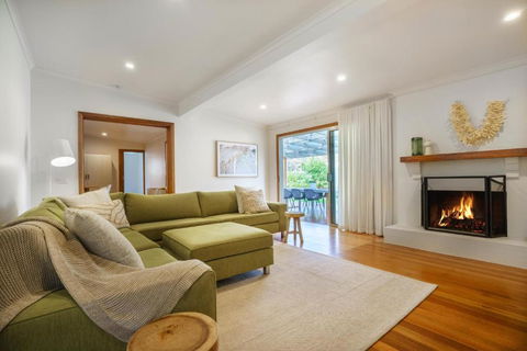 Salt Air Beach Retreat - 280m Walk To Foreshore, Check Out 5pm Sunday! - Goulburn Accommodation 0