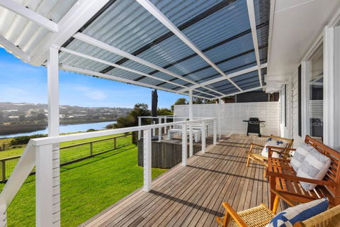 SALTWATER HOUSE - Opposite The Beach And Views Over The Lake! - Goulburn Accommodation 1