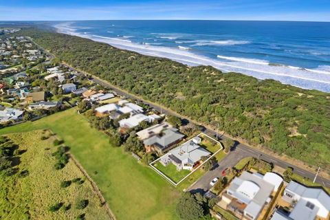 SALTWATER HOUSE - Opposite The Beach And Views Over The Lake! - Goulburn Accommodation 0