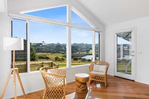 SALTWATER HOUSE - Opposite The Beach And Views Over The Lake! - Goulburn Accommodation 2