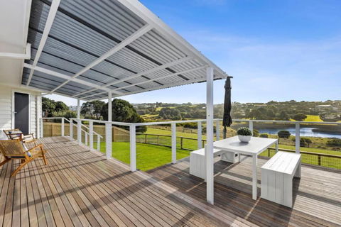 SALTWATER HOUSE - Opposite The Beach And Views Over The Lake! - Goulburn Accommodation 3