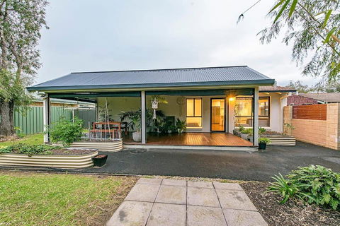 Salty - Goulburn Accommodation 0