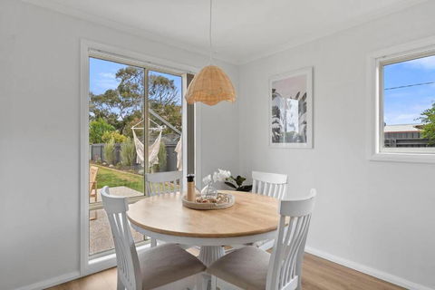 Salty Air Cottage - Goulburn Accommodation 2