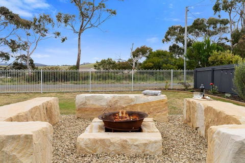 Salty Air Cottage - Goulburn Accommodation 3