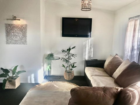 Salty Blue Beach House - Goulburn Accommodation 2