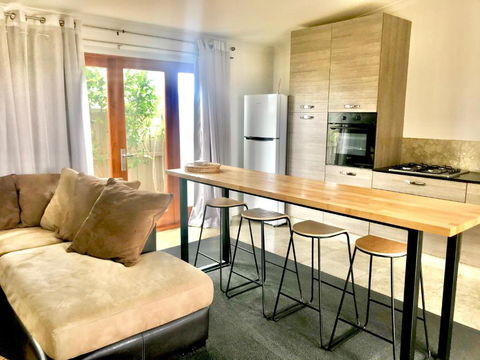 Salty Blue Beach House - Goulburn Accommodation 3