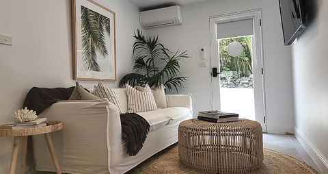 SALTY PALMS -Seaside Studio Apartment - Goulburn Accommodation 3