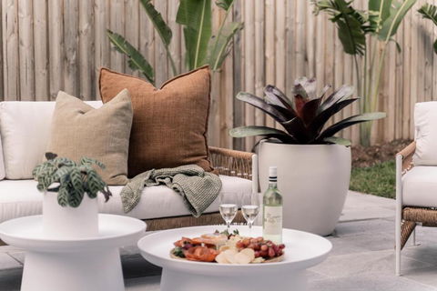 SALTY PALMS On HENLEY -THREE - Goulburn Accommodation 1