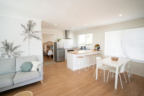 Sanbis Cabin - Hidden Boutique Retreat, Sea Views - Goulburn Accommodation 2
