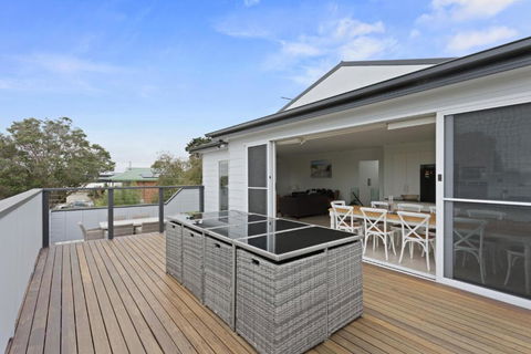 Sanctuary Lodge By Ready Set Stay - BYO LINEN & TOWELS - Goulburn Accommodation 0