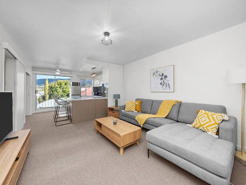 Sandy Bay Apartment With Hobart River View, Near UTAS - Stroll To Cafes And Shops - Goulburn Accommodation 0