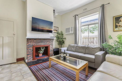 Spacious Urban Delight In Coburg - Goulburn Accommodation 1