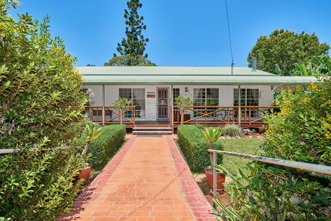 Birds 'n' Bloom Cottages - Goulburn Accommodation 3