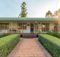 Birds 'n' Bloom Cottages - Goulburn Accommodation