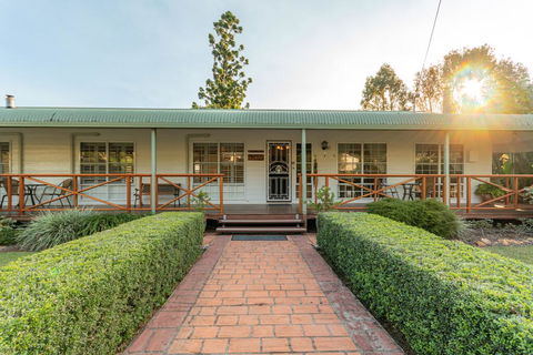Birds 'n' Bloom Cottages - Goulburn Accommodation 0