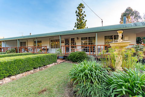 Birds 'n' Bloom Cottages - Goulburn Accommodation 2