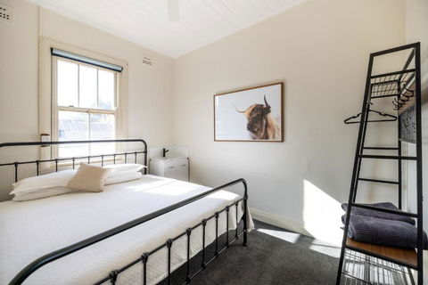 The Middle - Goulburn Accommodation 0