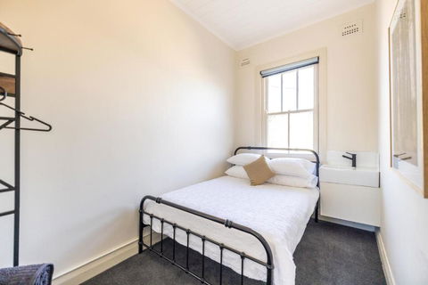 The Middle - Goulburn Accommodation 2