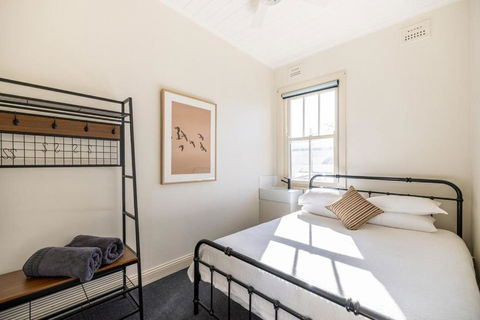 The Middle - Goulburn Accommodation 1