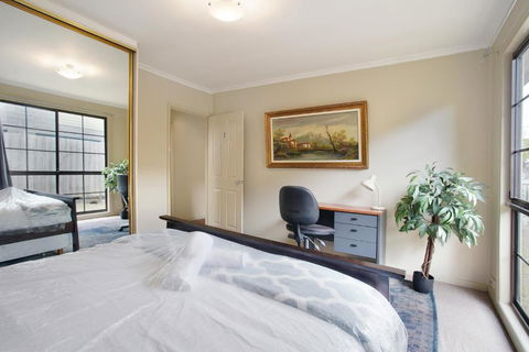 Three Bedroom Sweet Retreat In Coburg - Goulburn Accommodation 3