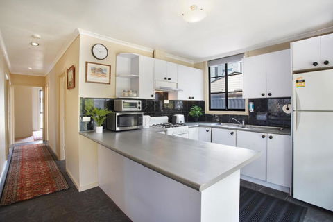 Three Bedroom Sweet Retreat In Coburg - Goulburn Accommodation 1