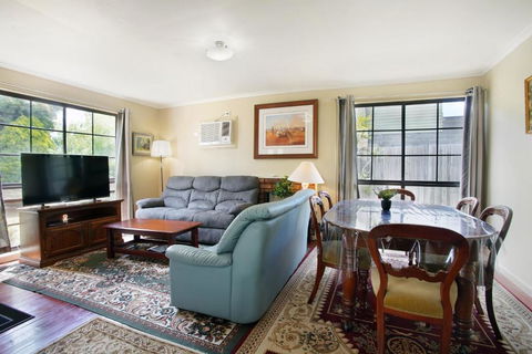 Three Bedroom Sweet Retreat In Coburg - Goulburn Accommodation 0