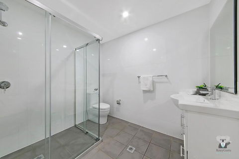 WARRICK FRAM 3 BEDS APT FREE PARKING WALK TO WESTFIELD CLOSE TO HOSPITAL NWF003 - Goulburn Accommodation 3