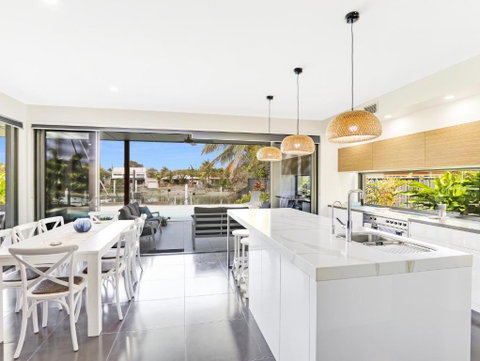 WATERFRONT HOME BORDERING MOOLOOLABA - Goulburn Accommodation 2