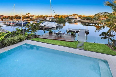 WATERFRONT HOME BORDERING MOOLOOLABA - Goulburn Accommodation 1