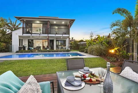 WATERFRONT HOME BORDERING MOOLOOLABA - Goulburn Accommodation 0