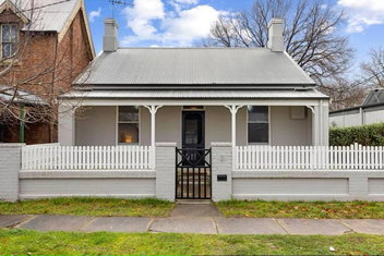 Wattledale Goulburn Settlers Cottage Old But New with Goulburn Accommodation