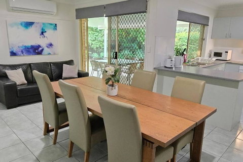 Relaxing Hamptons Style Home In Forest Lake - Goulburn Accommodation 3